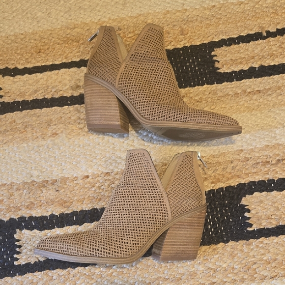 Vince Camuto Gibbella Perforated Tan Ankle Booties, GUC, 9.5 - Picture 2 of 9